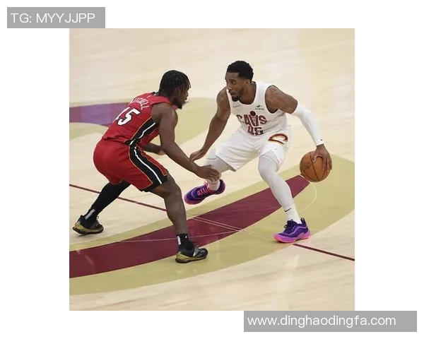 米切尔持球突破 飞身隔扣技惊四座